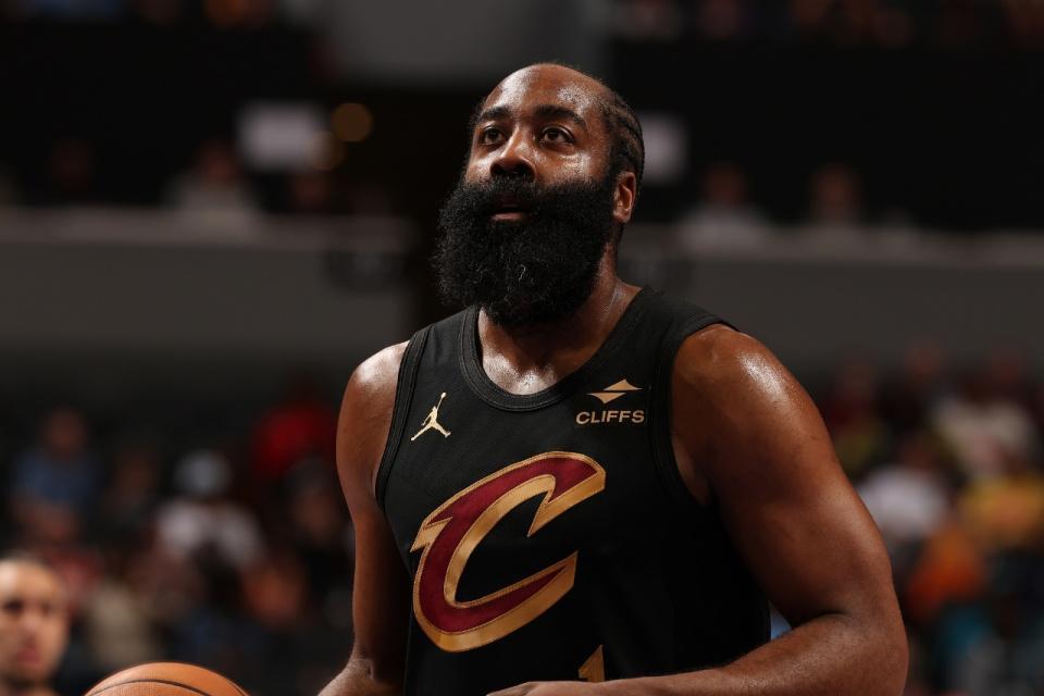 赛事日历-哈登18+8加盟全胜!骑士险胜黄蜂豪取7连胜 米切尔32分克努33分