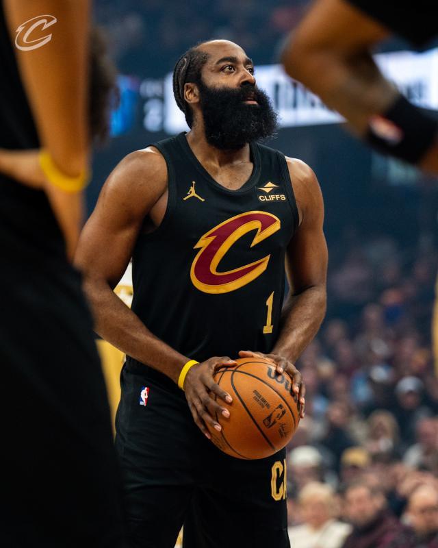 体育赛事预测-哈登骑士主场首秀只进1球 疯狂喂饼助队友创新高